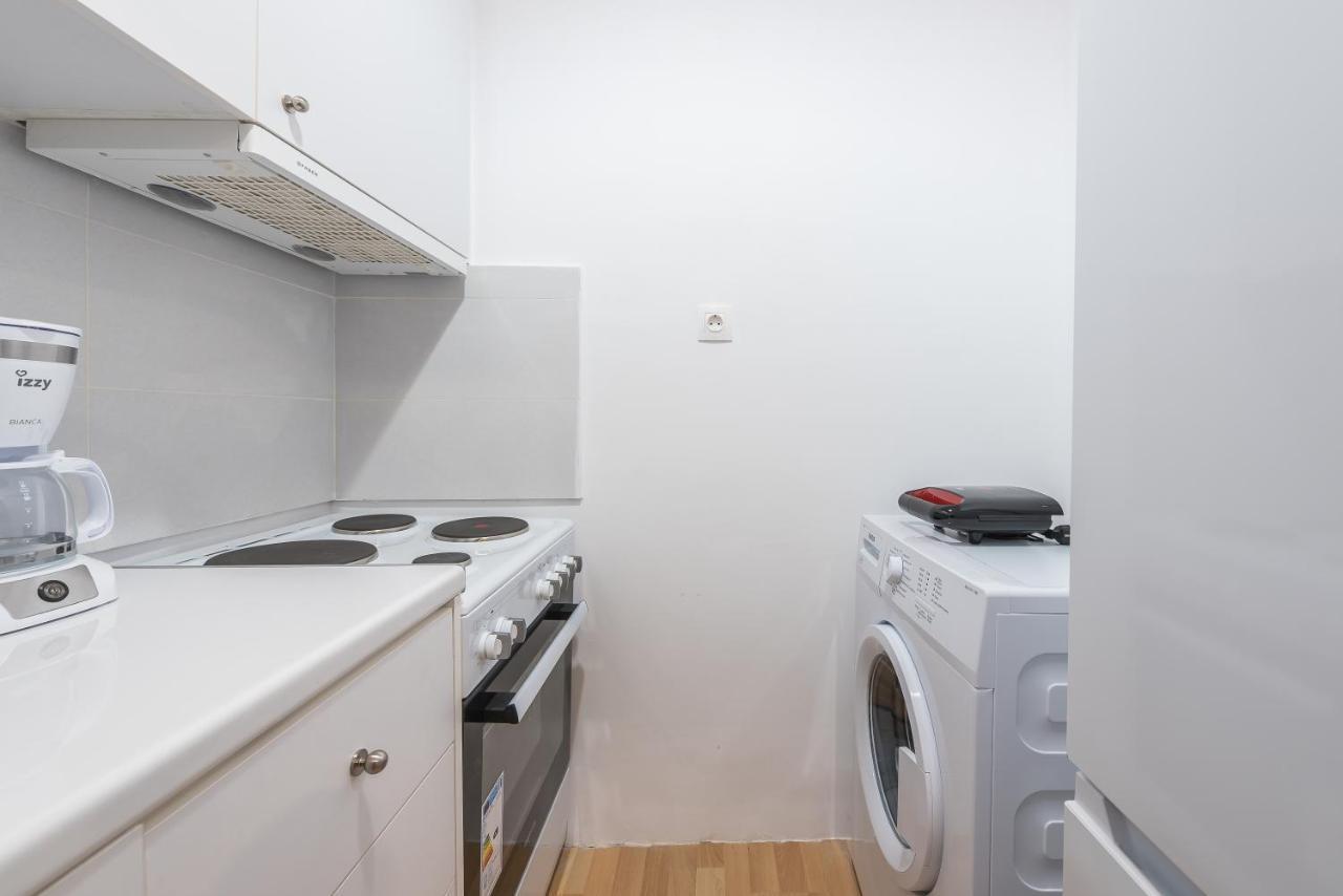 Apartment At Megaro Mousikis St Semi Basement 1Bed 2 Pers Atene Esterno foto