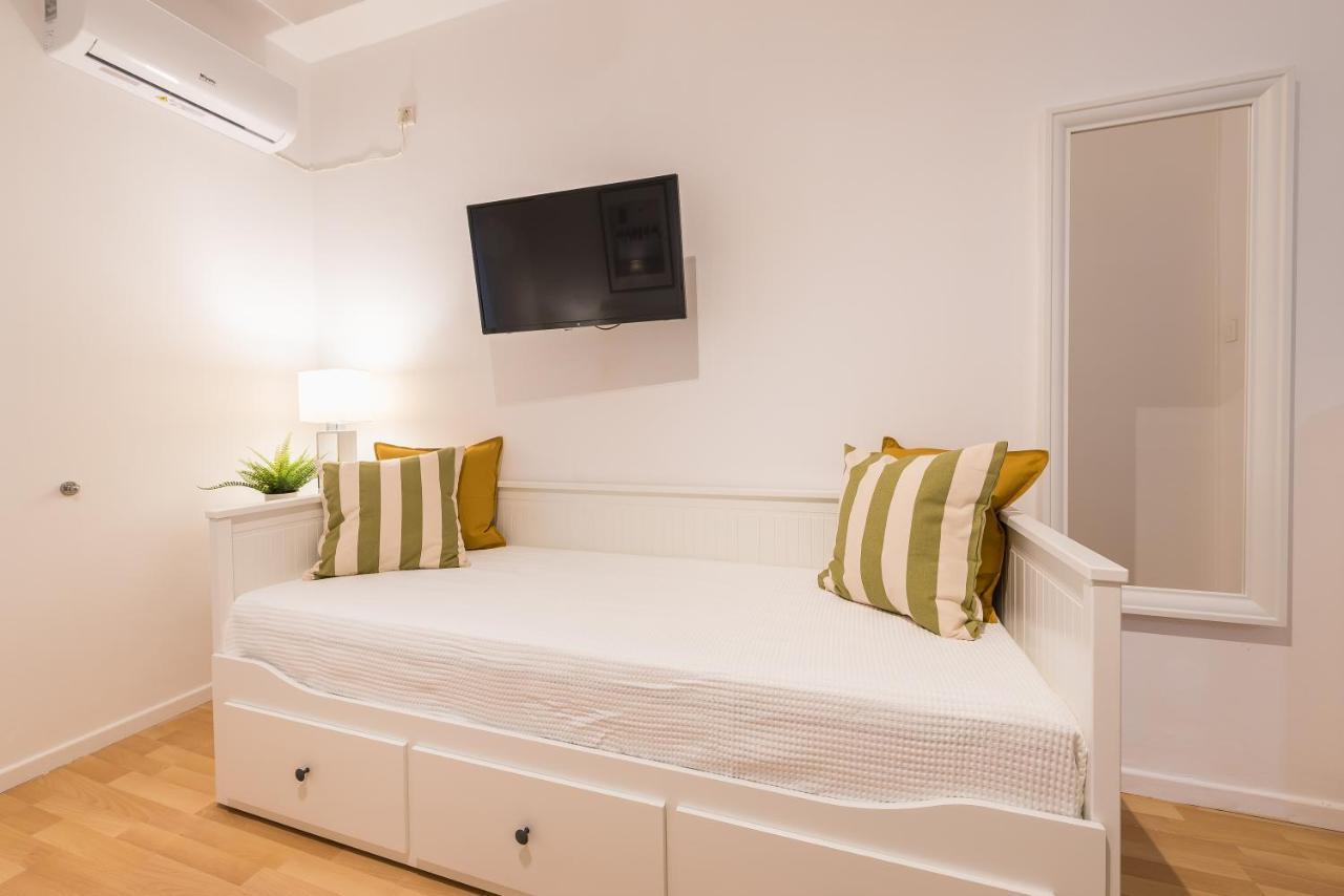 Apartment At Megaro Mousikis St Semi Basement 1Bed 2 Pers Atene Esterno foto