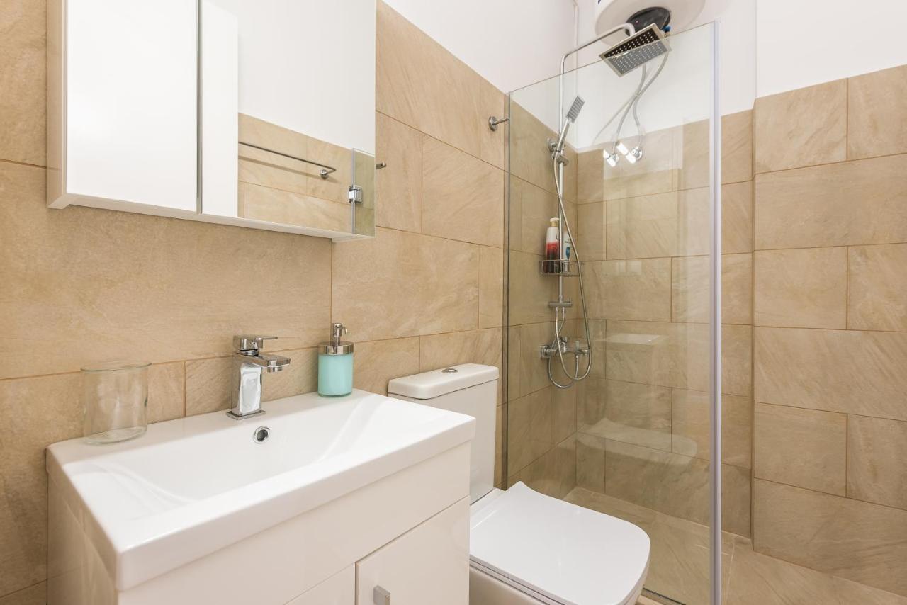 Apartment At Megaro Mousikis St Semi Basement 1Bed 2 Pers Atene Esterno foto